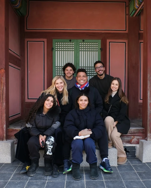 Ronaldo entre a esposa, Celina Locks, os quatro filhos, Ronald, Alexander, Maria Sophia e Maria Alice, e Raisha Palomaro por Reprodução/Instagram