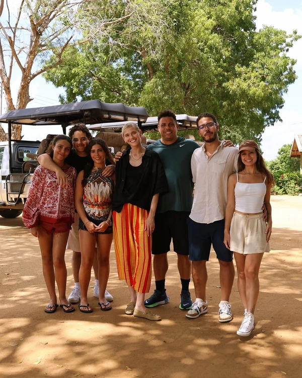 Ronaldo entre a esposa, Celina Locks, os quatro filhos, Ronald, Alexander, Maria Sophia e Maria Alice, e Raisha Palomaro por Reprodução/Instagram