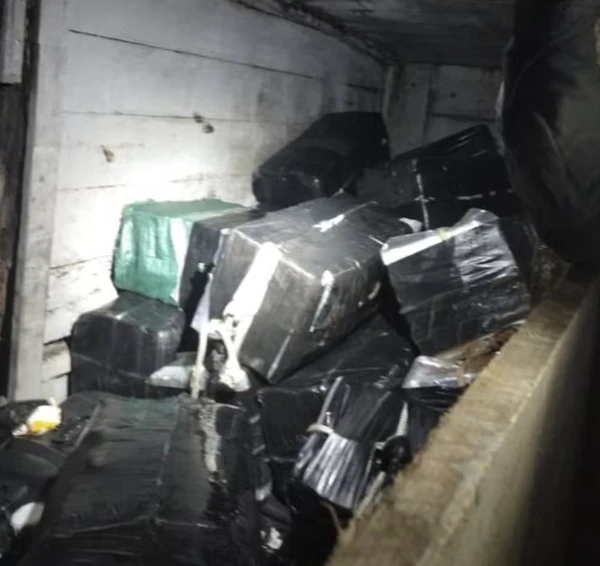 Três brasileiros são presos após serem flagrados com R$ 253 milhões em cocaína em barco de pesca