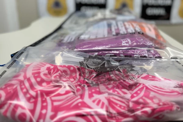 Três homens são detidos com mais de 150 abadás irregulares e canetas emagrecedoras