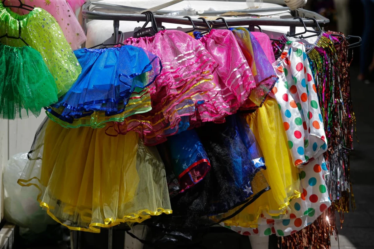 Vendedores exibem fantasias, perucas, saias de tule e muito mais por Arisson Marinho/CORREIO