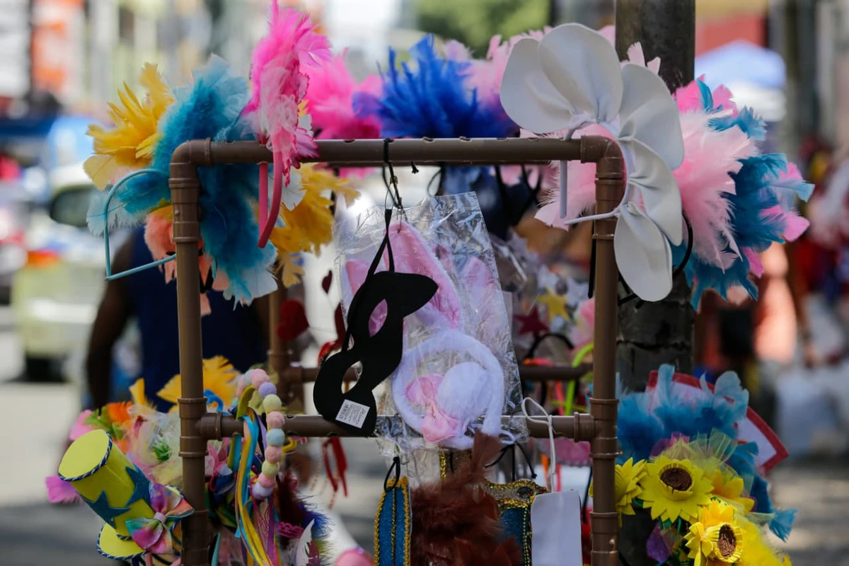 Vendedores exibem fantasias, perucas, saias de tule e muito mais por Arisson Marinho/CORREIO