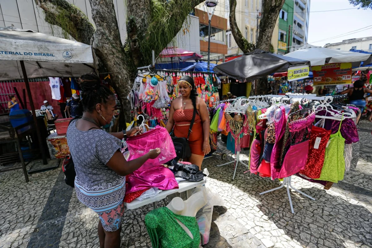 Vendedores exibem fantasias, perucas, saias de tule e muito mais por Arisson Marinho/CORREIO