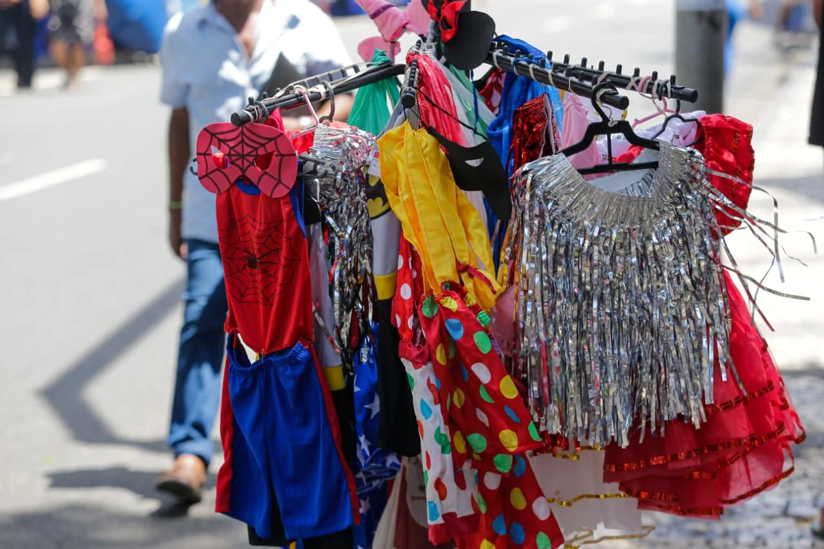 Vendedores exibem fantasias, perucas, saias de tule e muito mais por Arisson Marinho/CORREIO