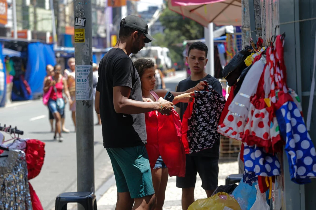 Vendedores exibem fantasias, perucas, saias de tule e muito mais por Arisson Marinho/CORREIO
