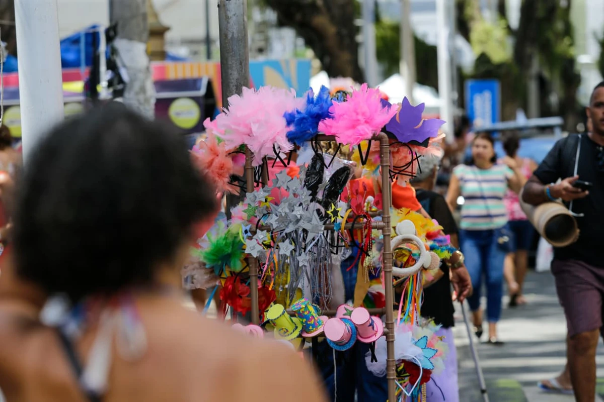 Vendedores exibem fantasias, perucas, saias de tule e muito mais por Arisson Marinho/CORREIO