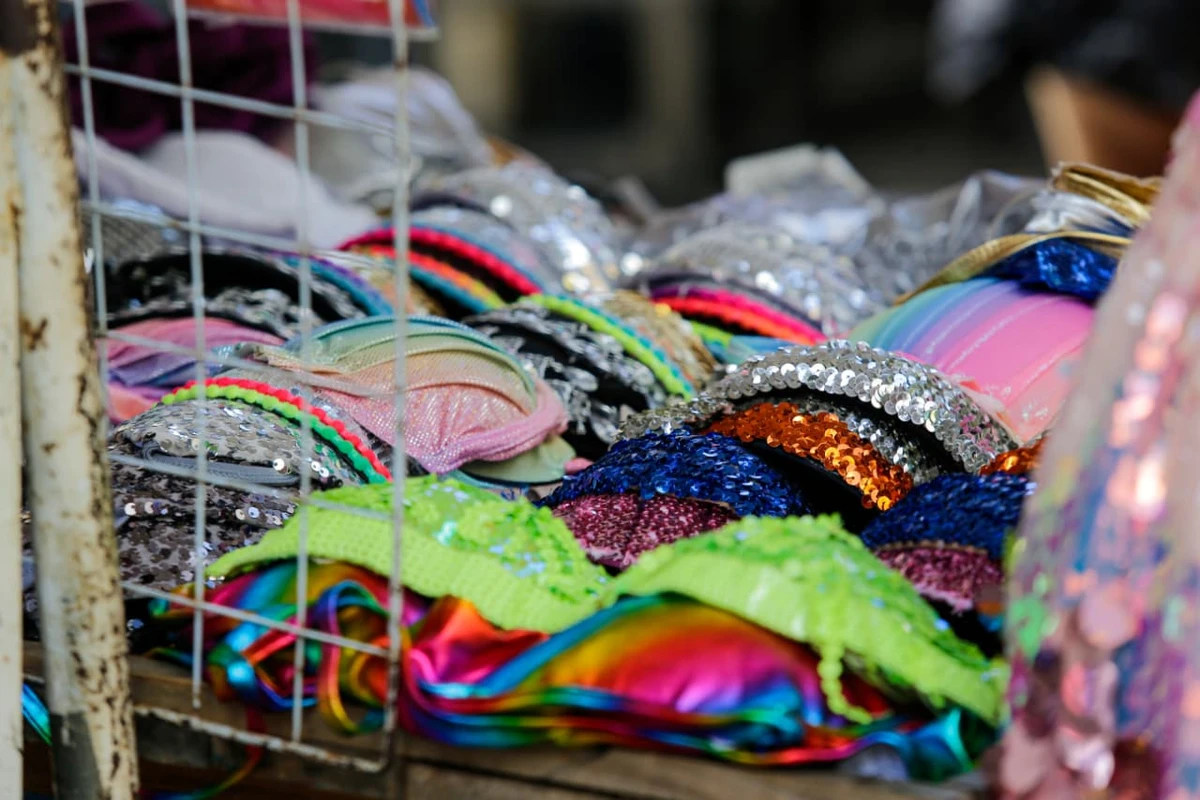 Vendedores exibem fantasias, perucas, saias de tule e muito mais por Arisson Marinho/CORREIO