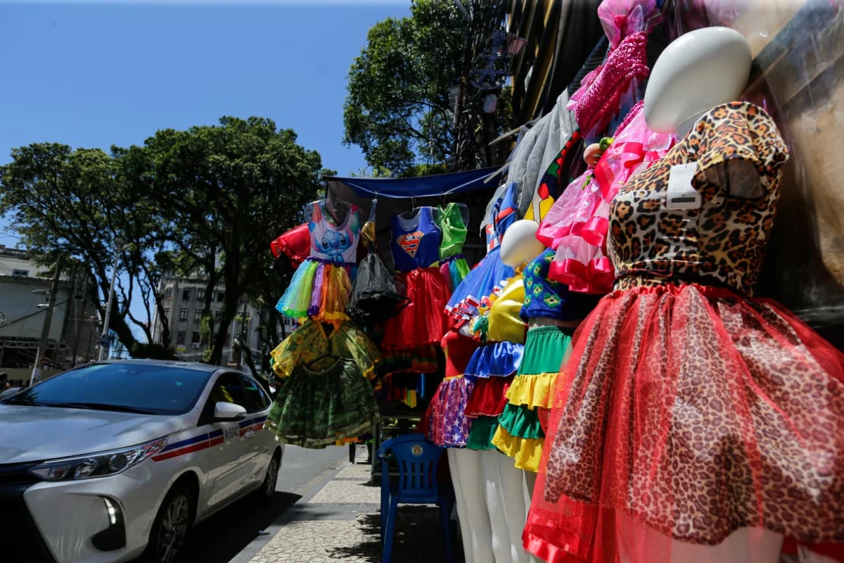 Vendedores exibem fantasias, perucas, saias de tule e muito mais por Arisson Marinho/CORREIO