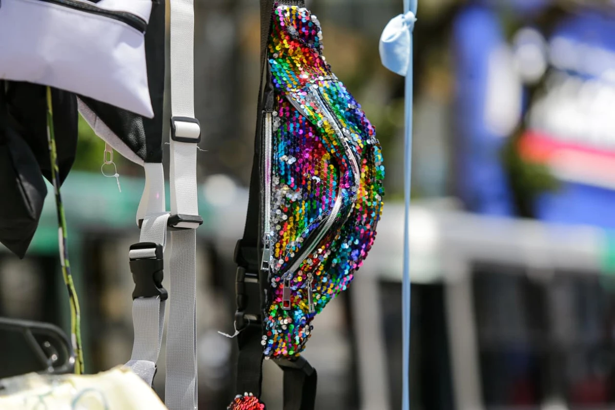 Vendedores exibem fantasias, perucas, saias de tule e muito mais por Arisson Marinho/CORREIO