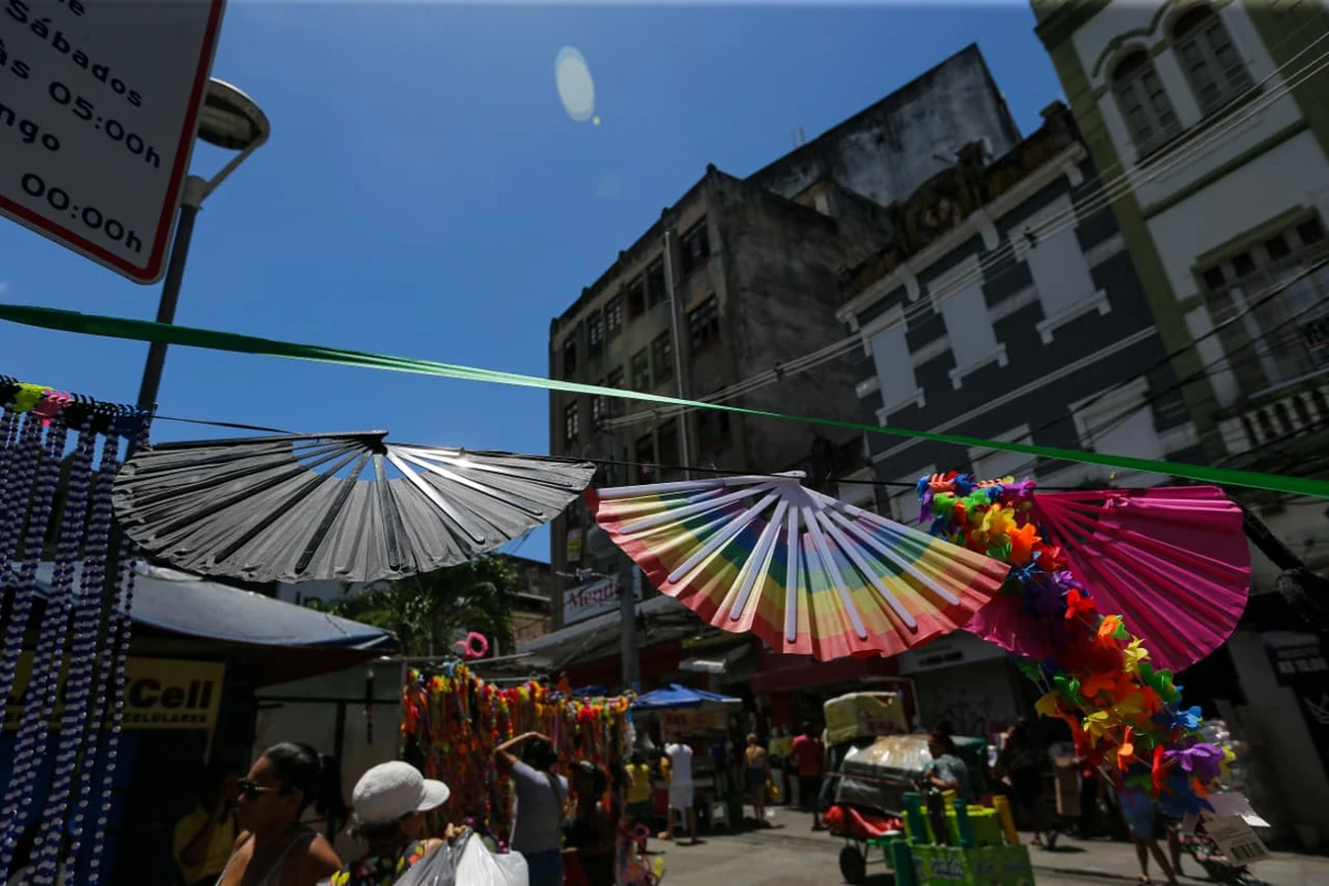 Vendedores exibem fantasias, perucas, saias de tule e muito mais por Arisson Marinho/CORREIO