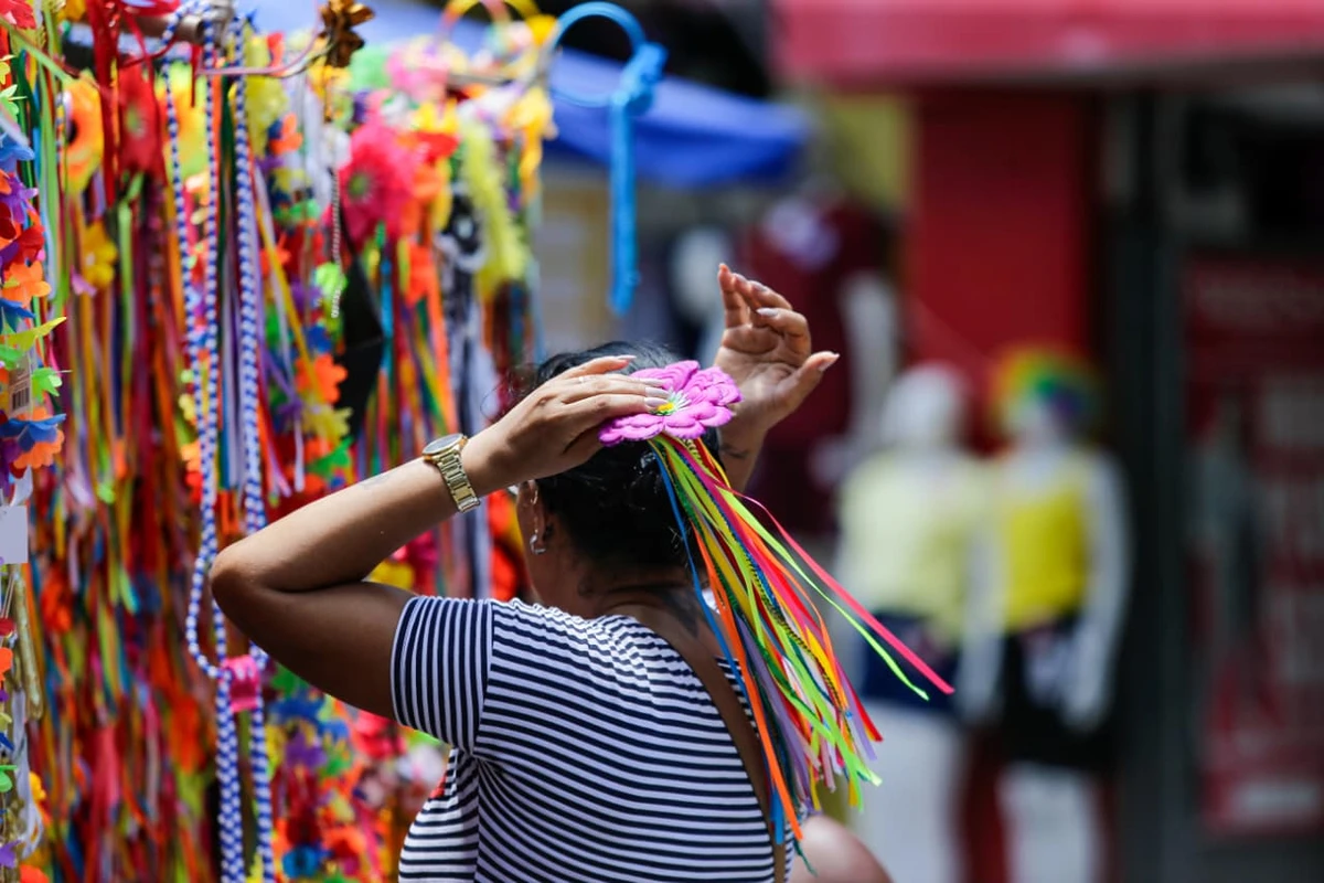 Vendedores exibem fantasias, perucas, saias de tule e muito mais por Arisson Marinho/CORREIO