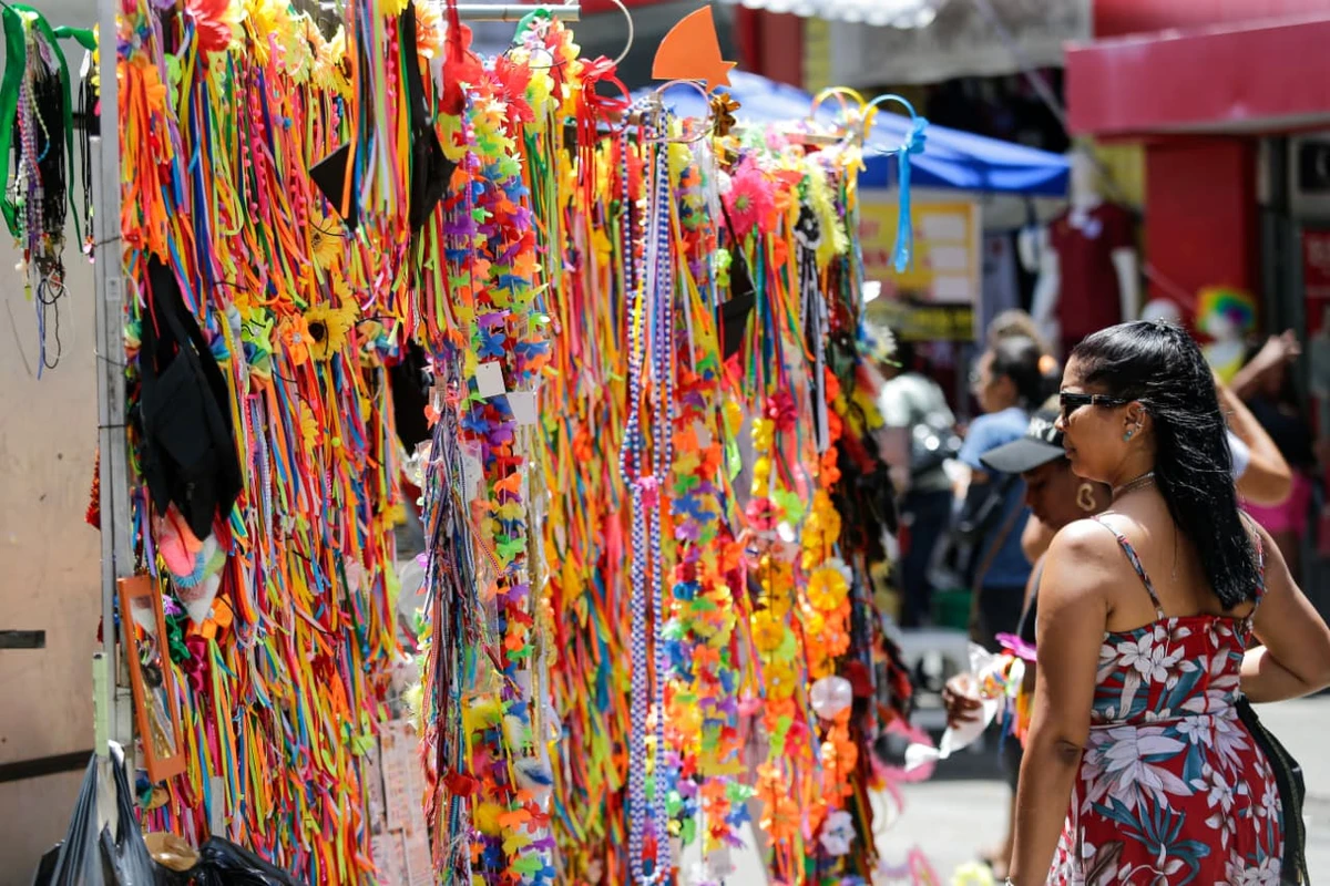 Vendedores exibem fantasias, perucas, saias de tule e muito mais por Arisson Marinho/CORREIO