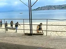 Imagem - Corpo de mulher é encontrado com marcas de tiros em praia da Ribeira
