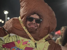 Imagem - Último dia de pré-carnaval leva fantasias estilosas e inusitadas para a avenida