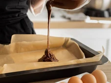 Imagem - O truque dos chefs que molham o papel manteiga antes de usar