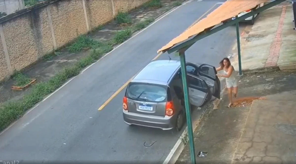 Barbeiro salva crianças em carro desgovernado por Reprodução