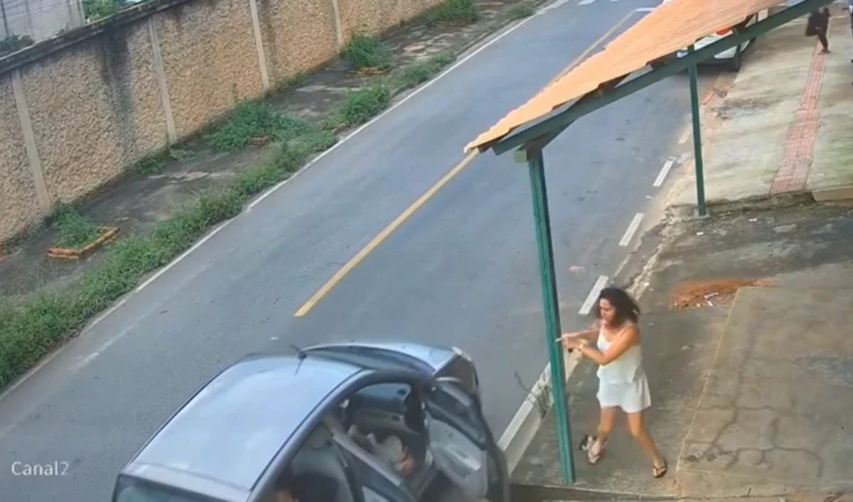 Barbeiro salva crianças em carro desgovernado por Reprodução