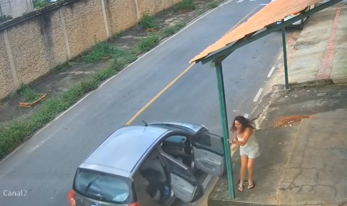 Barbeiro salva crianças em carro desgovernado por Reprodução