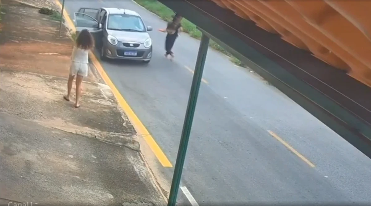 Barbeiro salva crianças em carro desgovernado por Reprodução