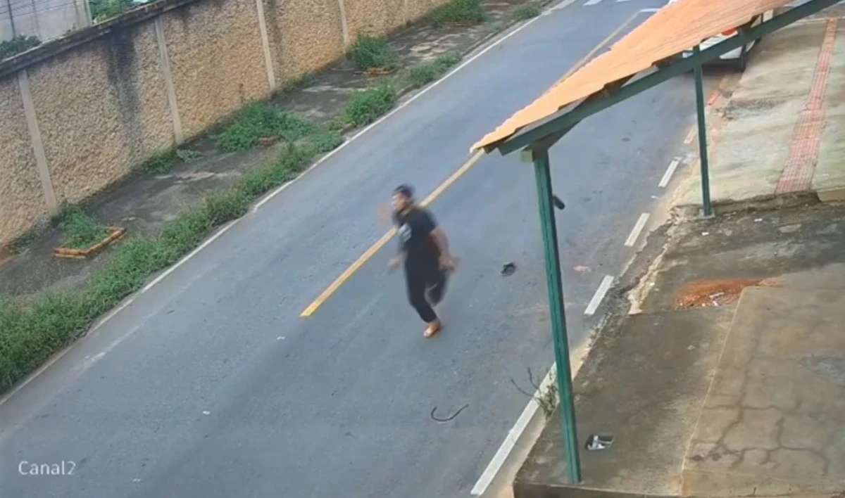 Barbeiro salva crianças em carro desgovernado por Reprodução