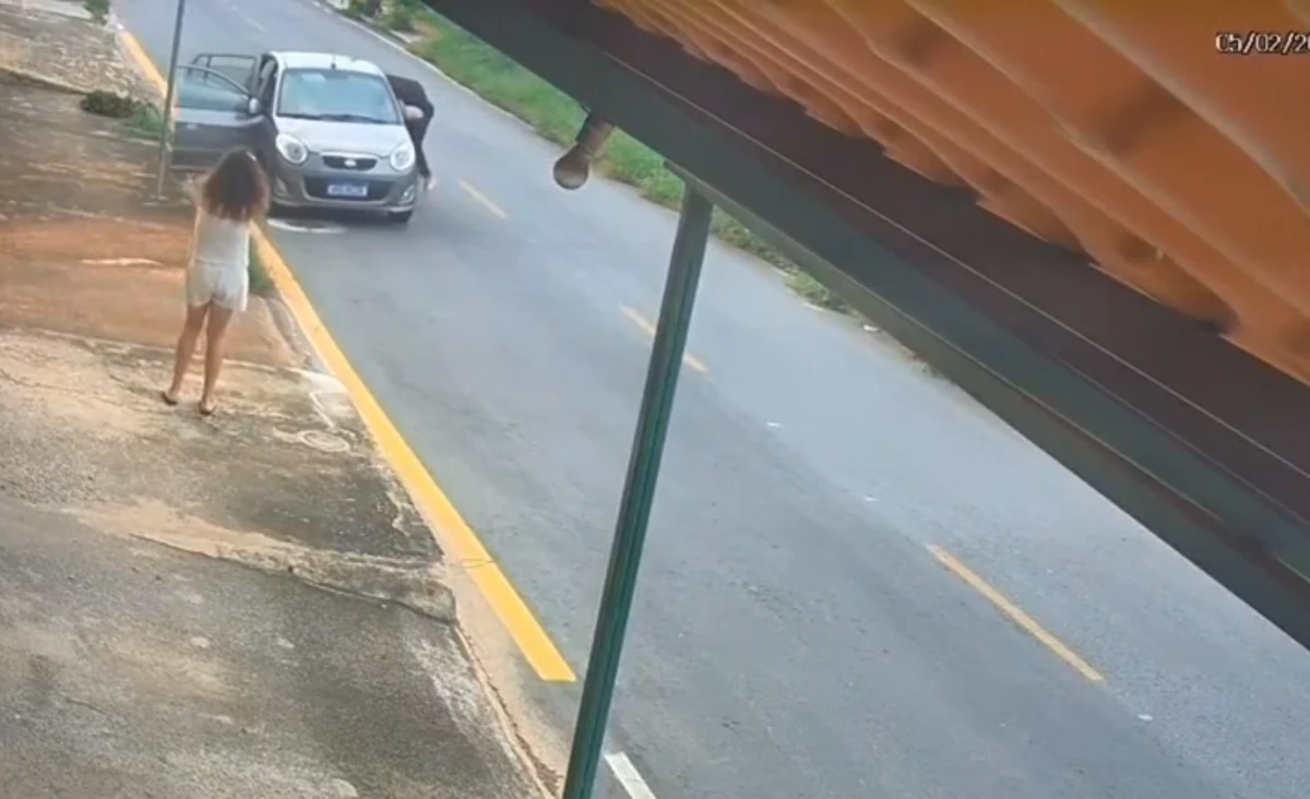 Barbeiro salva crianças em carro desgovernado por Reprodução