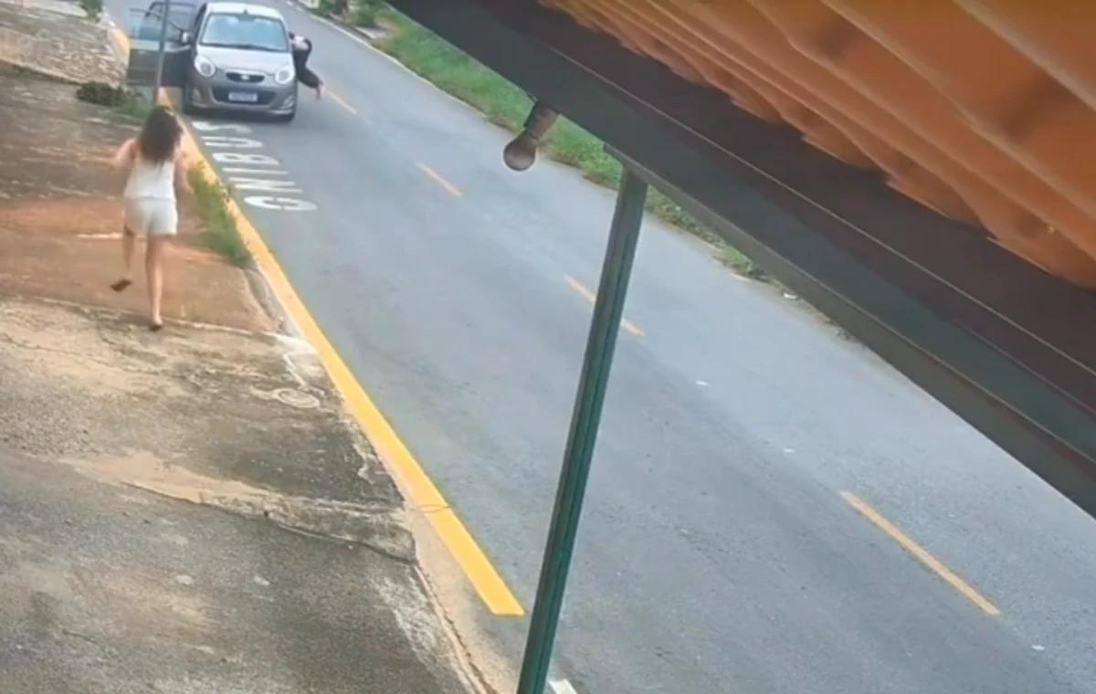 Barbeiro salva crianças em carro desgovernado por Reprodução