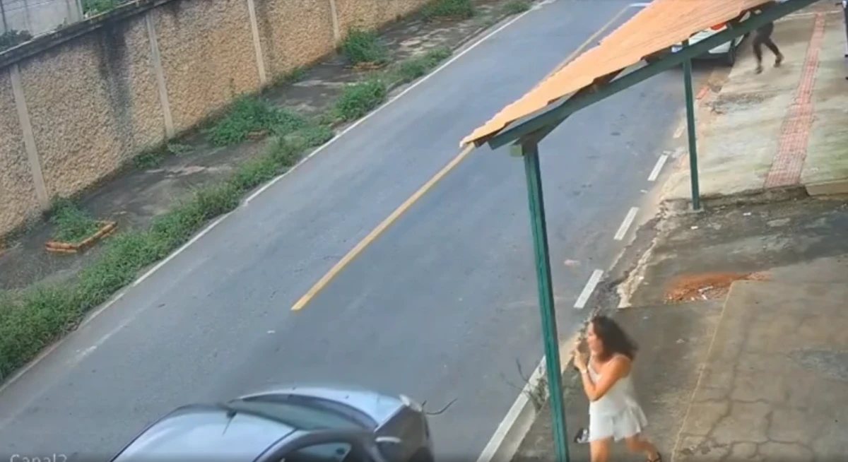 Barbeiro salva crianças em carro desgovernado por Reprodução