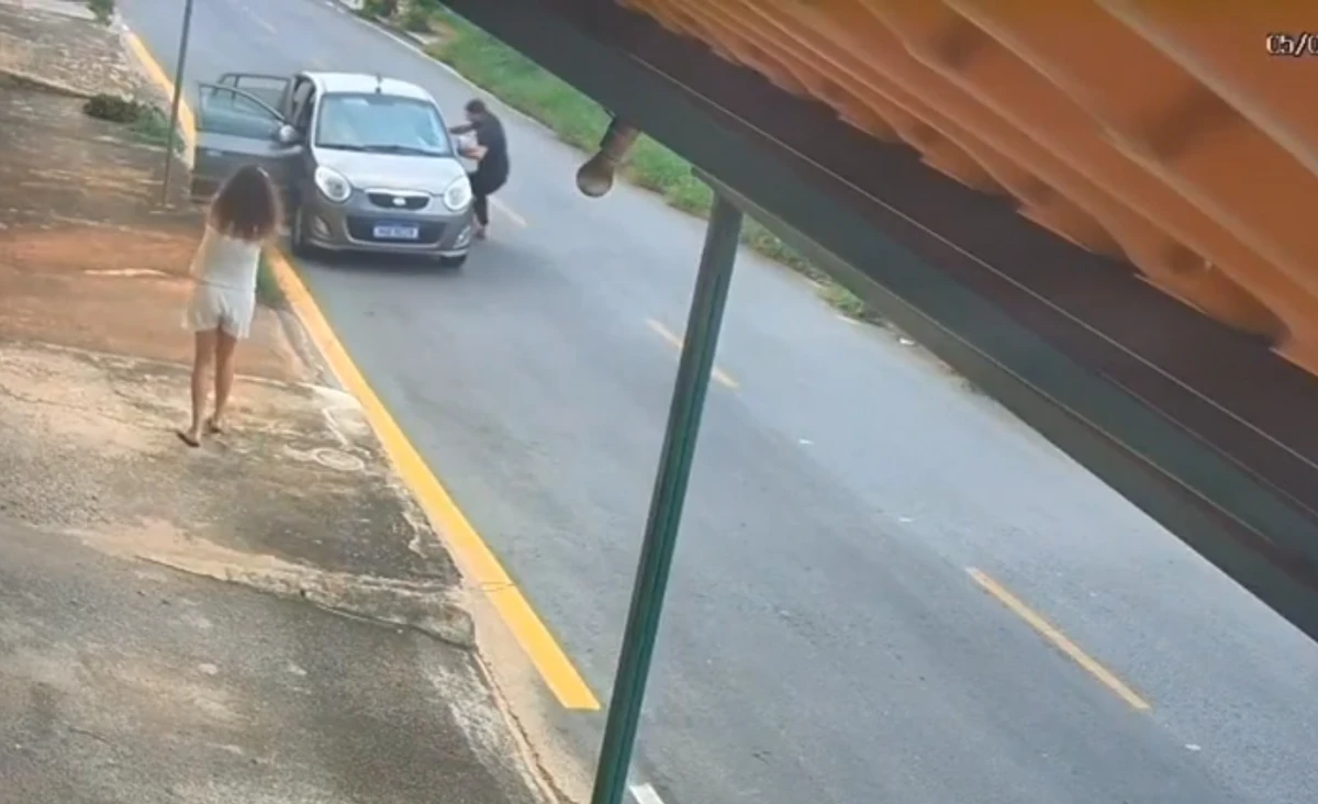 Barbeiro salva crianças em carro desgovernado por Reprodução