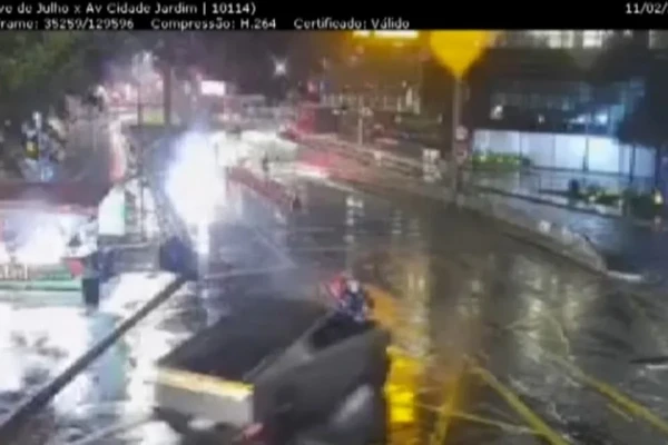 Carro atingiu moto por Reprodução