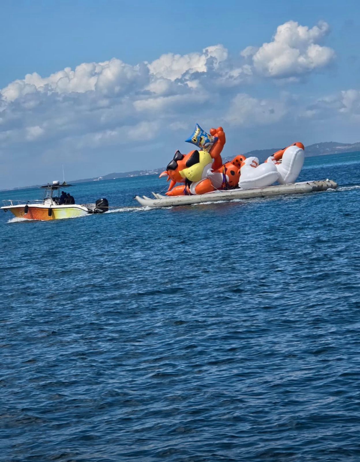 Cheester Cheetah inflável instalado na Baía de Todos-os-Santos por Divulgação/CHEETOS®