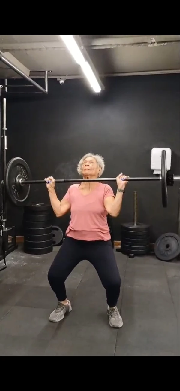 Conheça dona Zilda, a baiana de 82 anos que compartilha sua rotina no Crossfit nas redes por Redes Sociais