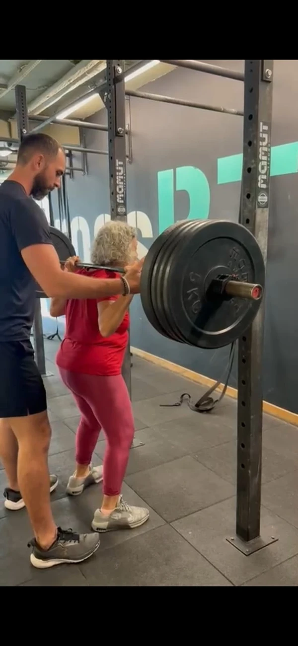 Conheça dona Zilda, a baiana de 82 anos que compartilha sua rotina no Crossfit nas redes por Redes Sociais