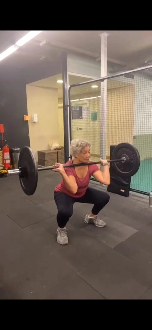 Conheça dona Zilda, a baiana de 82 anos que compartilha sua rotina no Crossfit nas redes por Redes Sociais