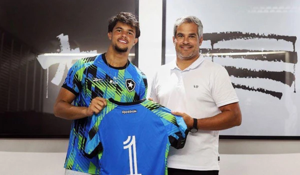 É o primeiro contrato profissional do goleiro por Divulgação
