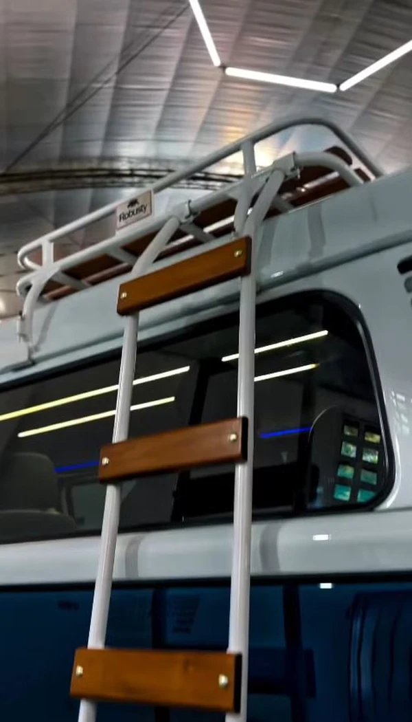 Filomena, a Kombi de Neymar em detalhes por Reprodução/Império das Kombis e Divulgação