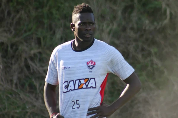 Kanu com a camisa do Vitória por Mauricia da Matta/ECV