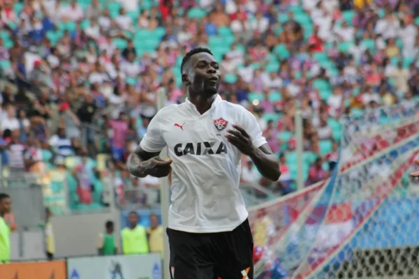 Kanu com a camisa do Vitória por Mauricia da Matta/ECV