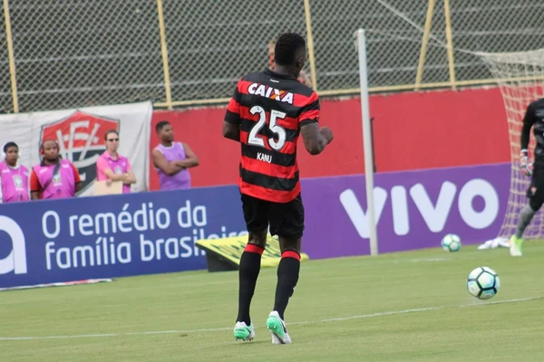 Kanu com a camisa do Vitória por Mauricia da Matta/ECV