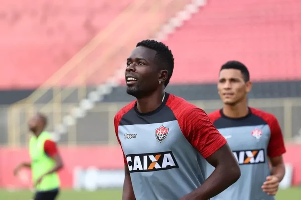 Kanu com a camisa do Vitória 