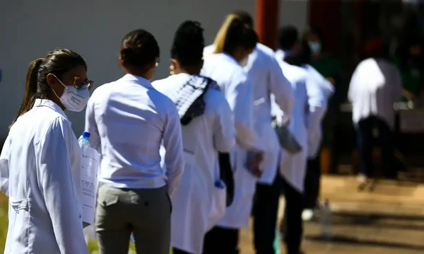 Médicos no local de prova para segunda etapa do Revalida em 2020