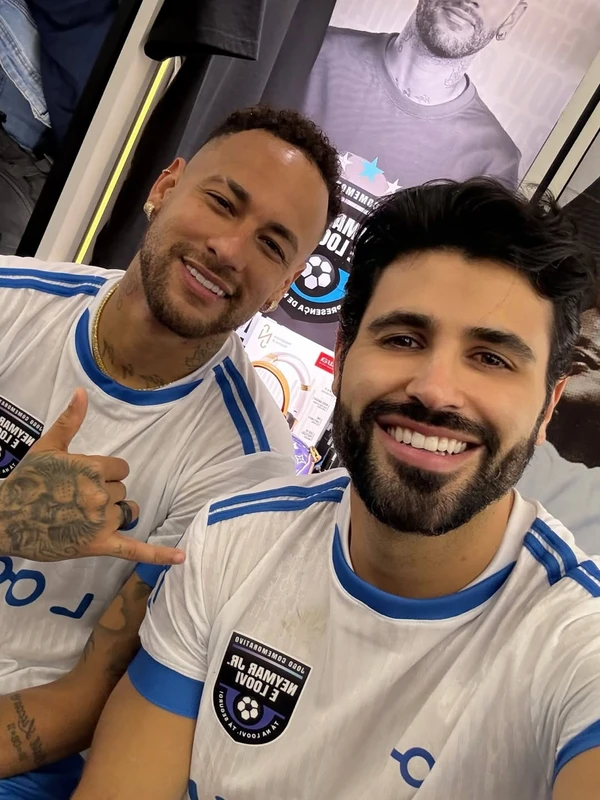 O dentista Igor Costa Alves, de 36 anos, com Neymar por Reprodução/Instagram