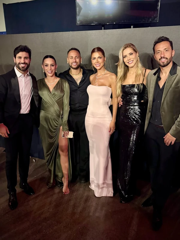 O dentista Igor Costa Alves, de 36 anos, com Neymar e Nenê por Reprodução/Instagram