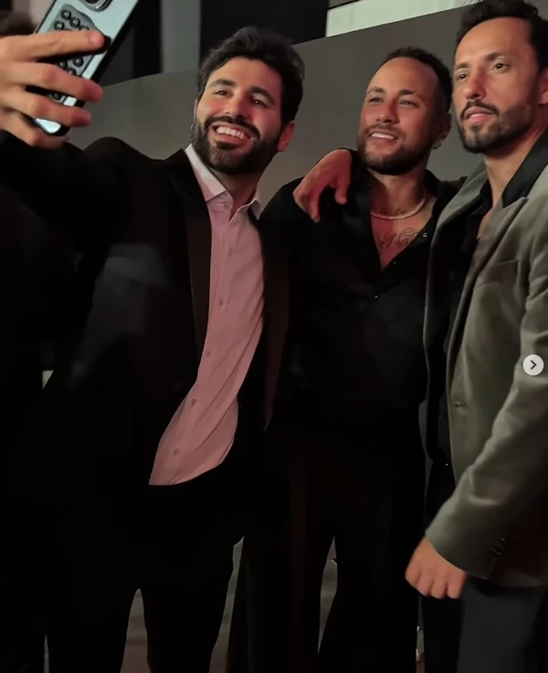 O dentista Igor Costa Alves, de 36 anos, com Neymar e Nenê por Reprodução/Instagram