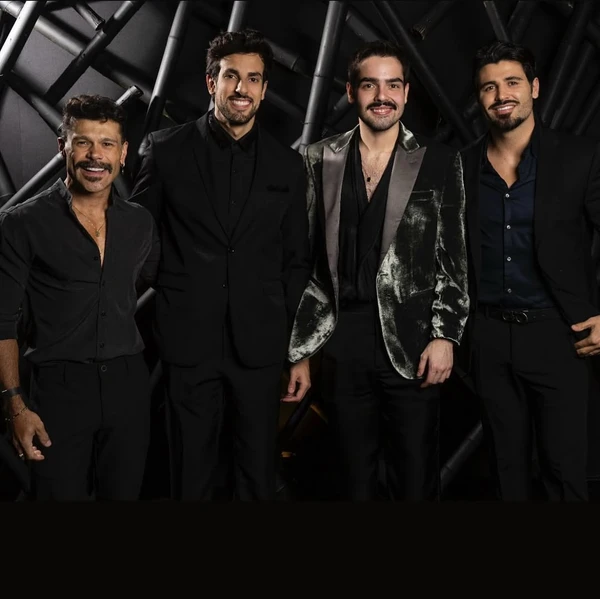 O dentista Igor Costa Alves, de 36 anos, com o cantor Marcos Léo e os apresentadores  João Silva e Julinho Casares por Reprodução/Instagram