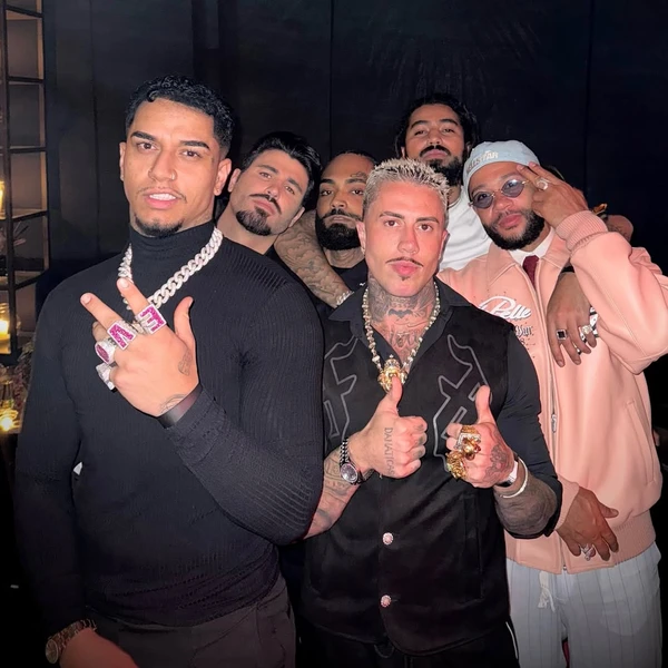 O dentista Igor Costa Alves, de 36 anos, com os cantores MC Daniel e Thiago Veigh e o jogador Memphis Depay por Reprodução/Instagram