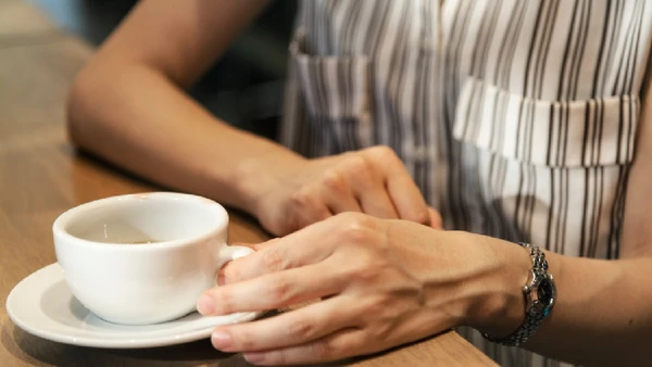 Pesquisa publicada no JAMA aponta que duas a três xícaras por dia podem contribuir para a saúde cognitiva, mas especialistas pedem cautela