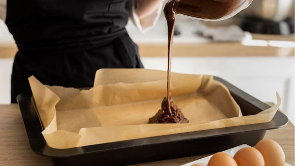 Técnica rápida usada por chefs evita que o papel se solte da assadeira e facilita o preparo de receitas delicadas