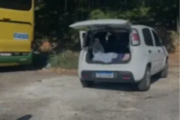 Vendedores foram encontrados mortos em carro por Reprodução