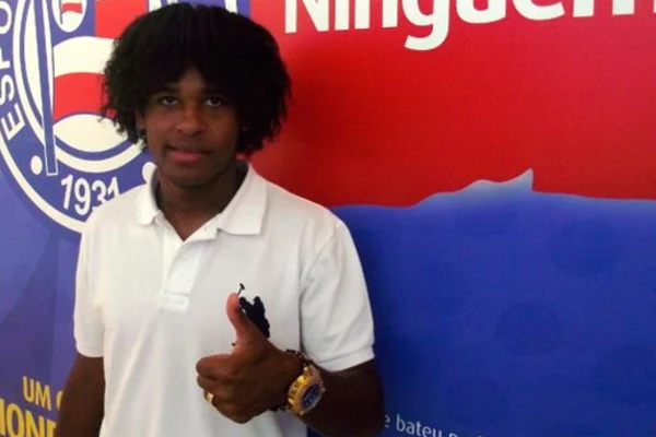 William Barbio com a camisa do Bahia por Divulgação/EC Bahia