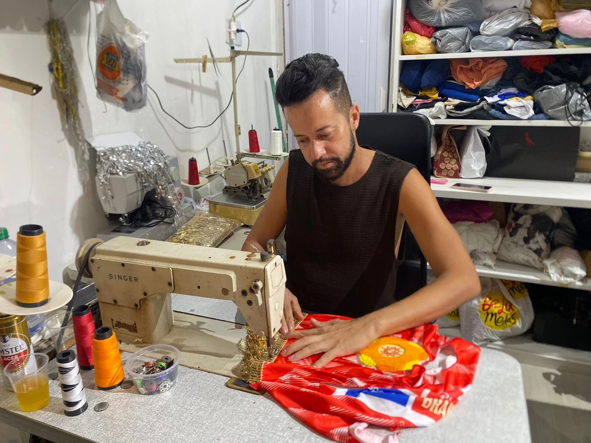 Wilson Santos customiza abadás há mais de dez anos